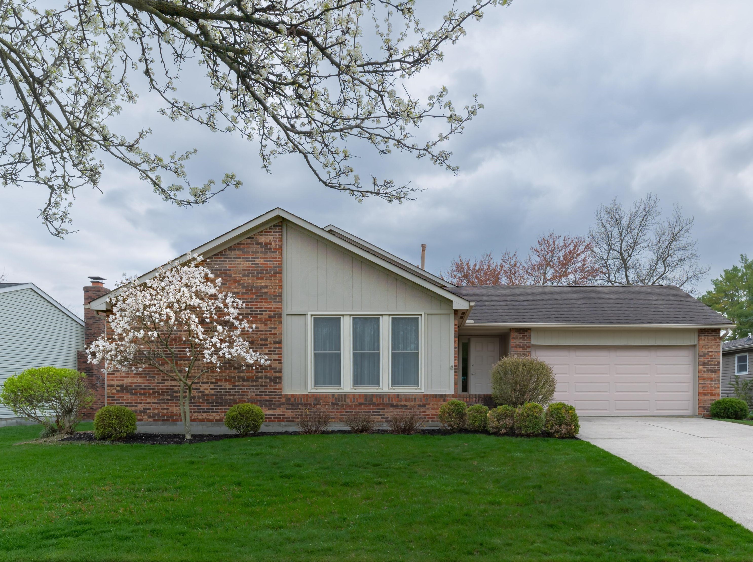 3741 Dinsmore Castle Dr, Columbus, OH 43221-4413