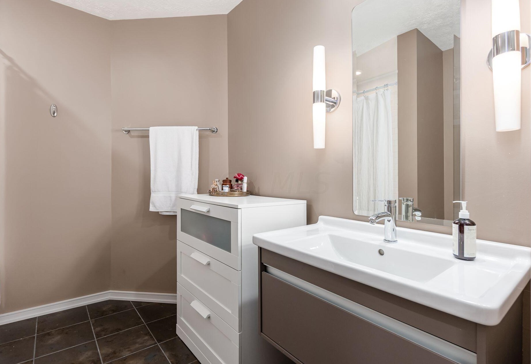 2546 Trotterslane Dr, Columbus OH  43235-5500 exterior