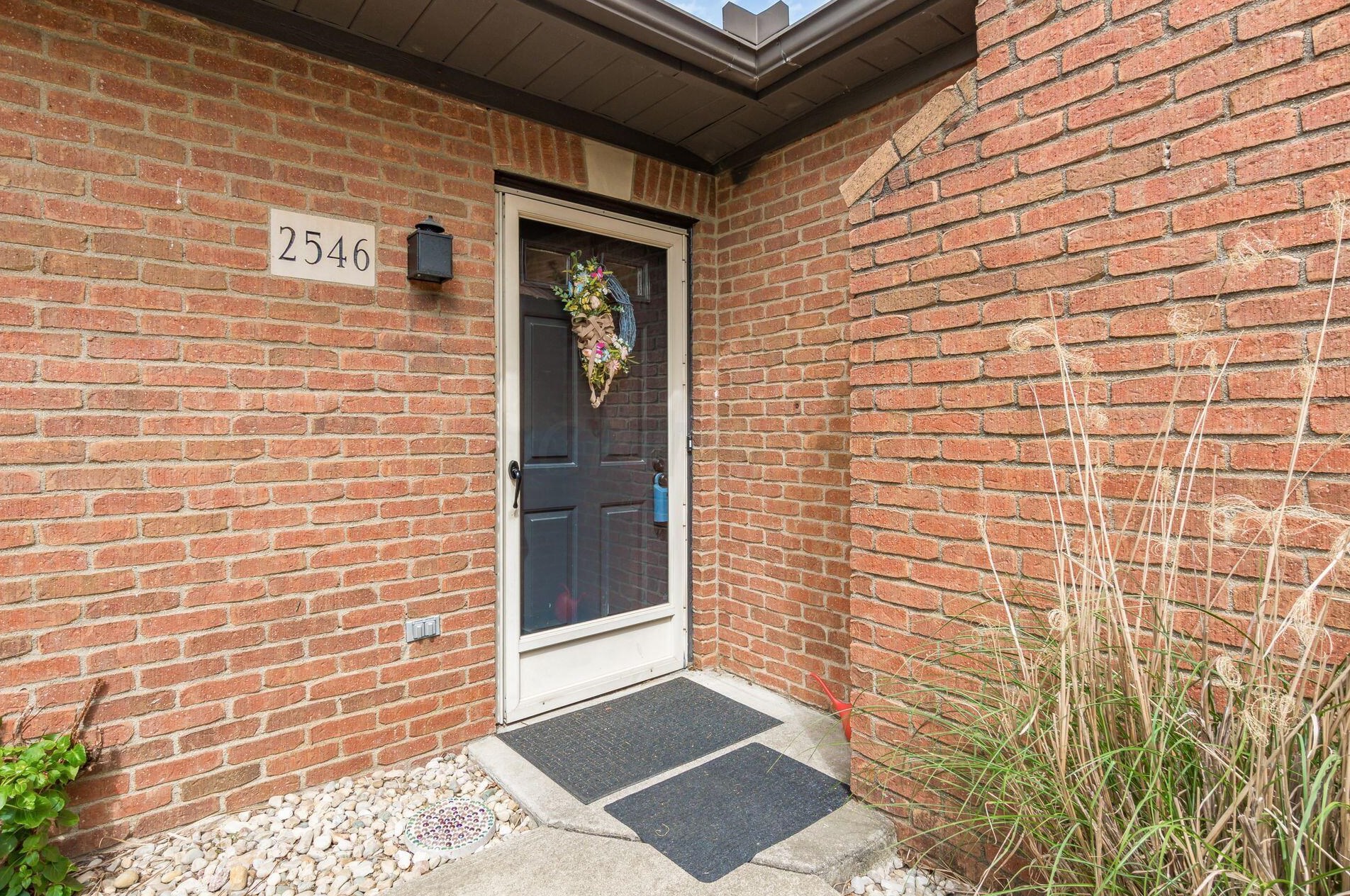 2546 Trotterslane Dr, Columbus OH  43235-5500 exterior