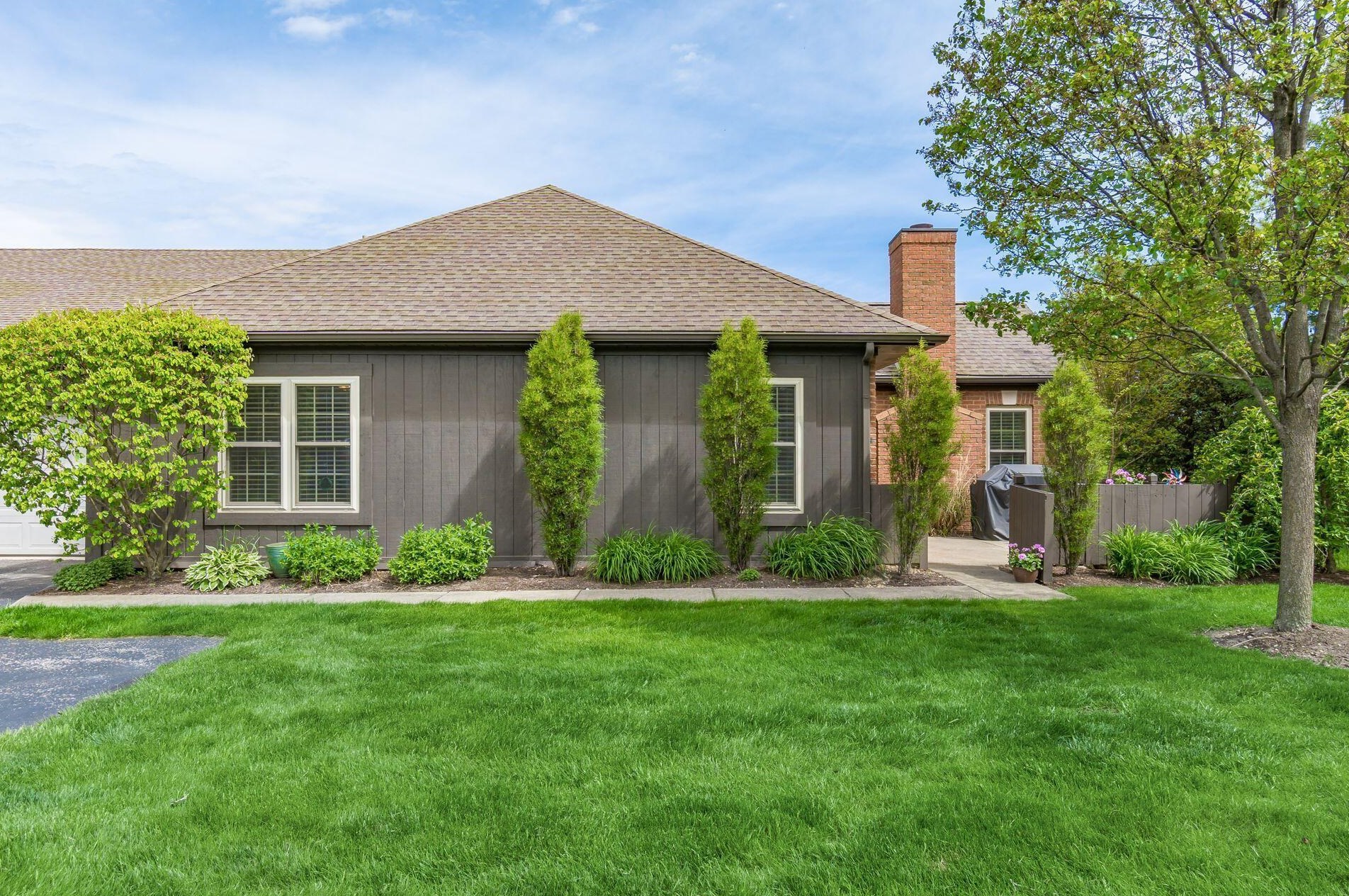 2546 Trotterslane Dr, Columbus OH  43235-5500 exterior