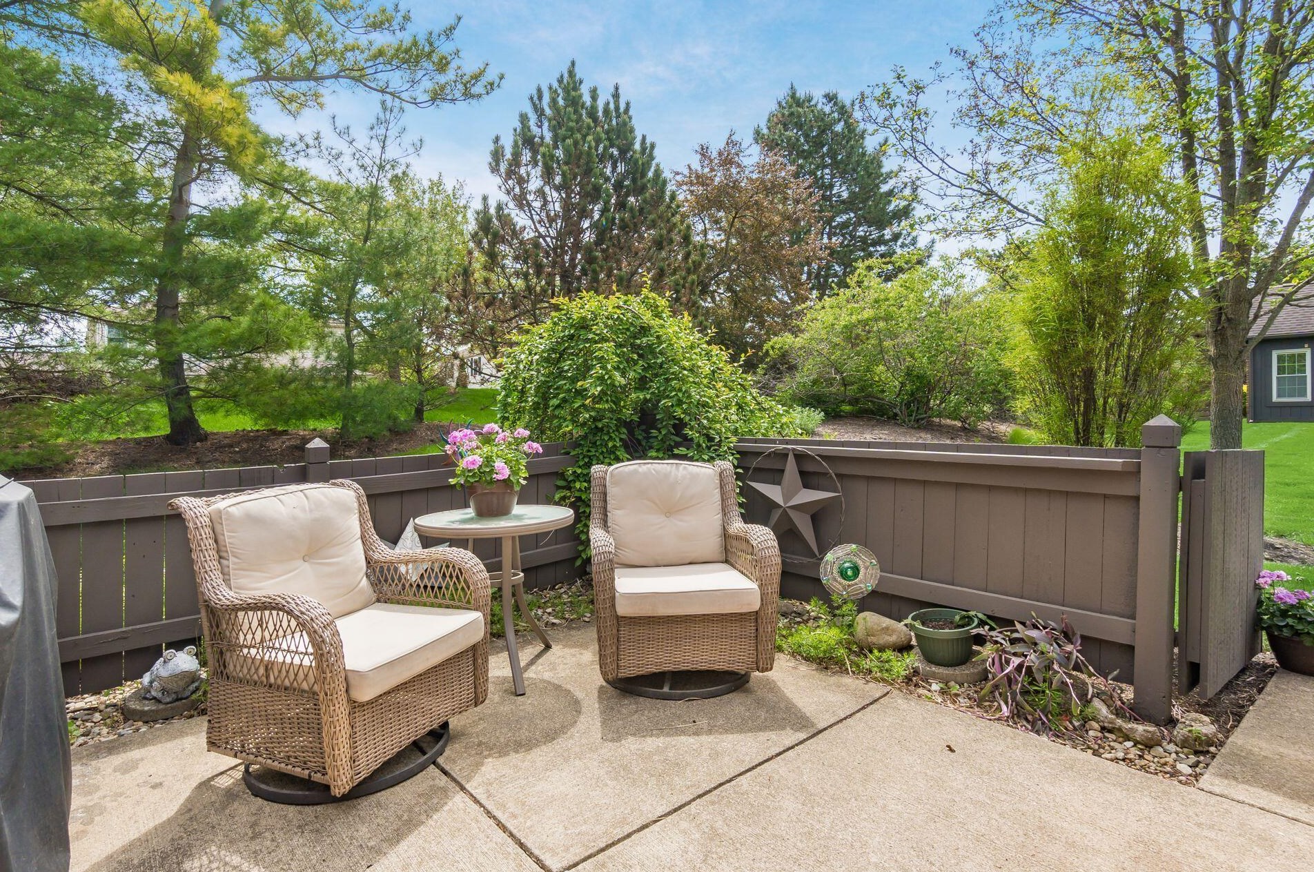 2546 Trotterslane Dr, Columbus OH  43235-5500 exterior