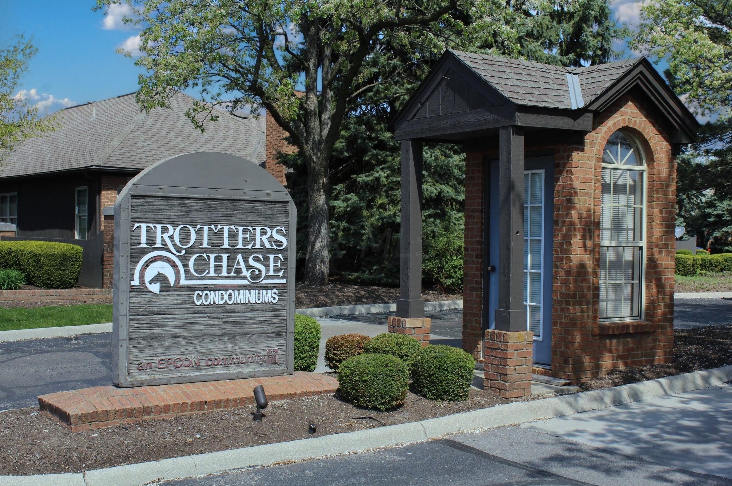 2546 Trotterslane Dr, Columbus OH  43235-5500 exterior