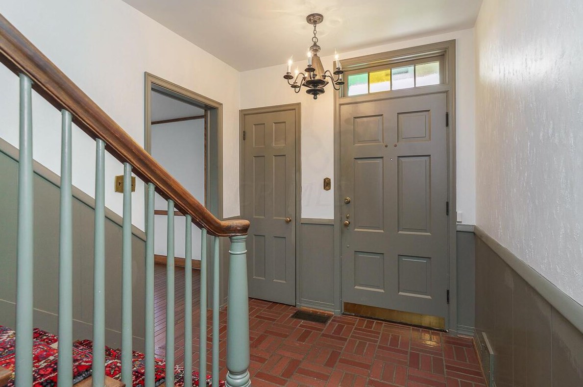 1869 Tewksbury Rd, Columbus, OH 43221-3832