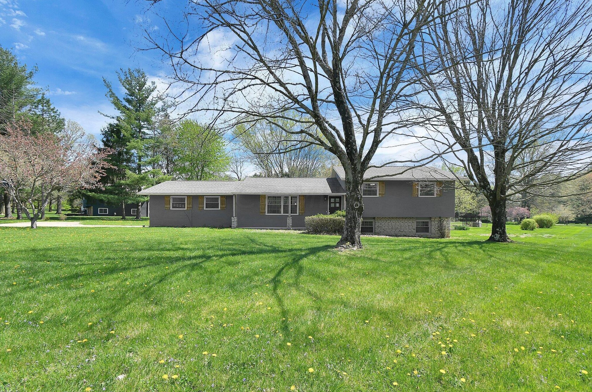 3254 Grey Fox Dr, Columbus OH 43230-1923 exterior