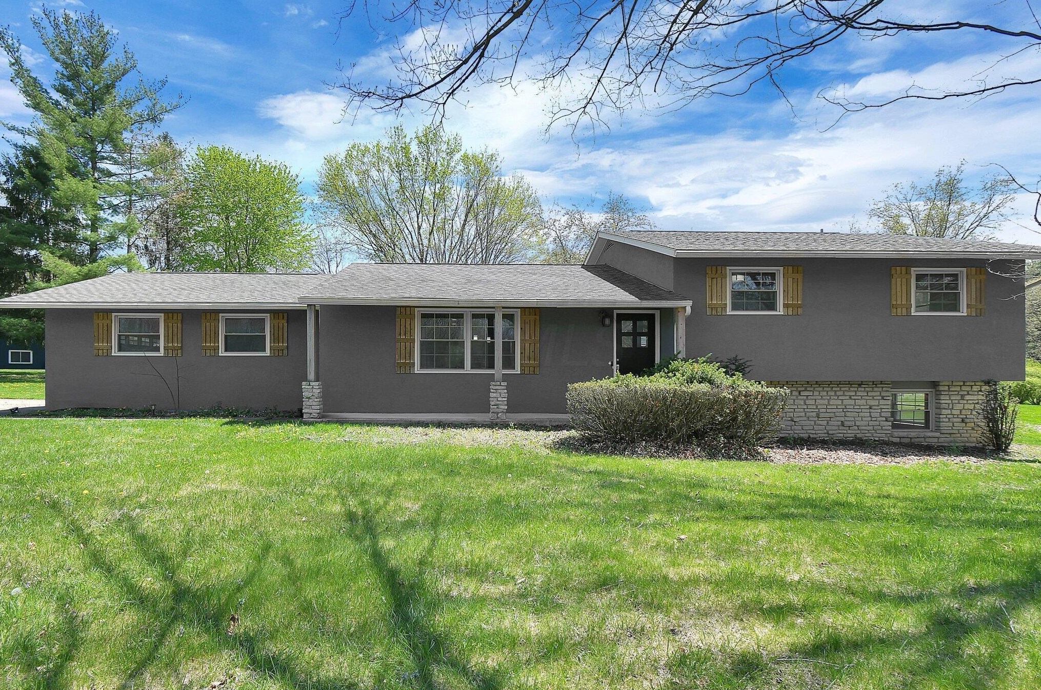 3254 Grey Fox Dr, Columbus OH 43230-1923 exterior