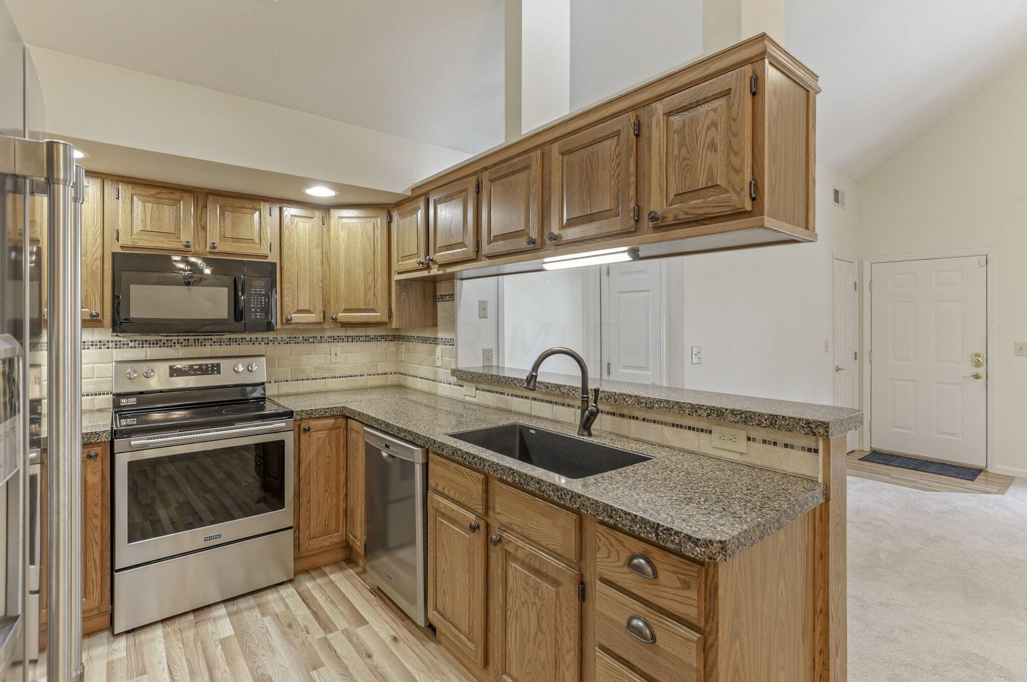 8374 Orch Knl Ln, Columbus OH 43235-3800 exterior