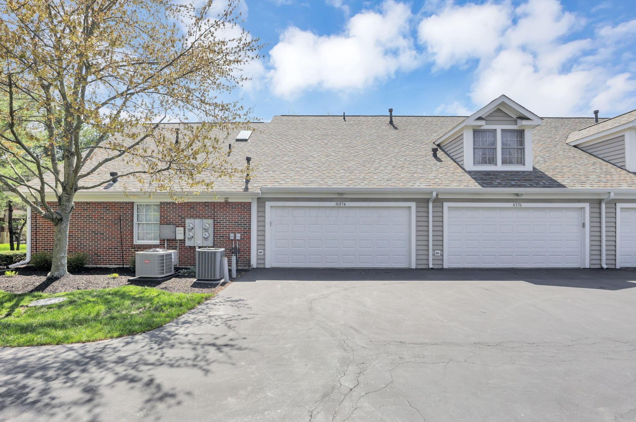 8374 Orch Knl Ln, Columbus OH 43235-3800 exterior