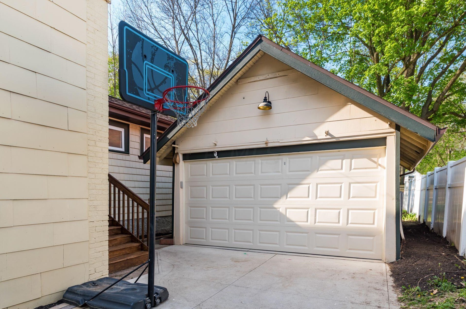 136 Blenheim Rd, Columbus OH 43214-3265 exterior