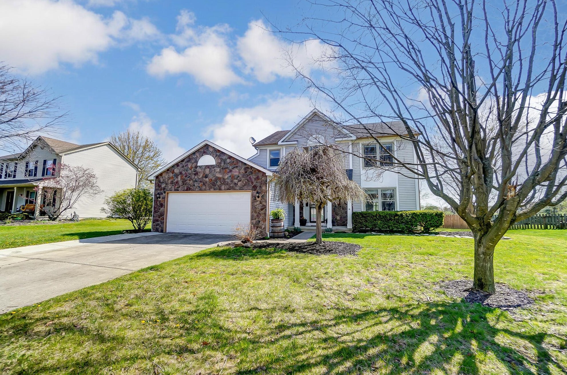 5528 Meadow Grove Dr, Darbydale, OH 43123-8861