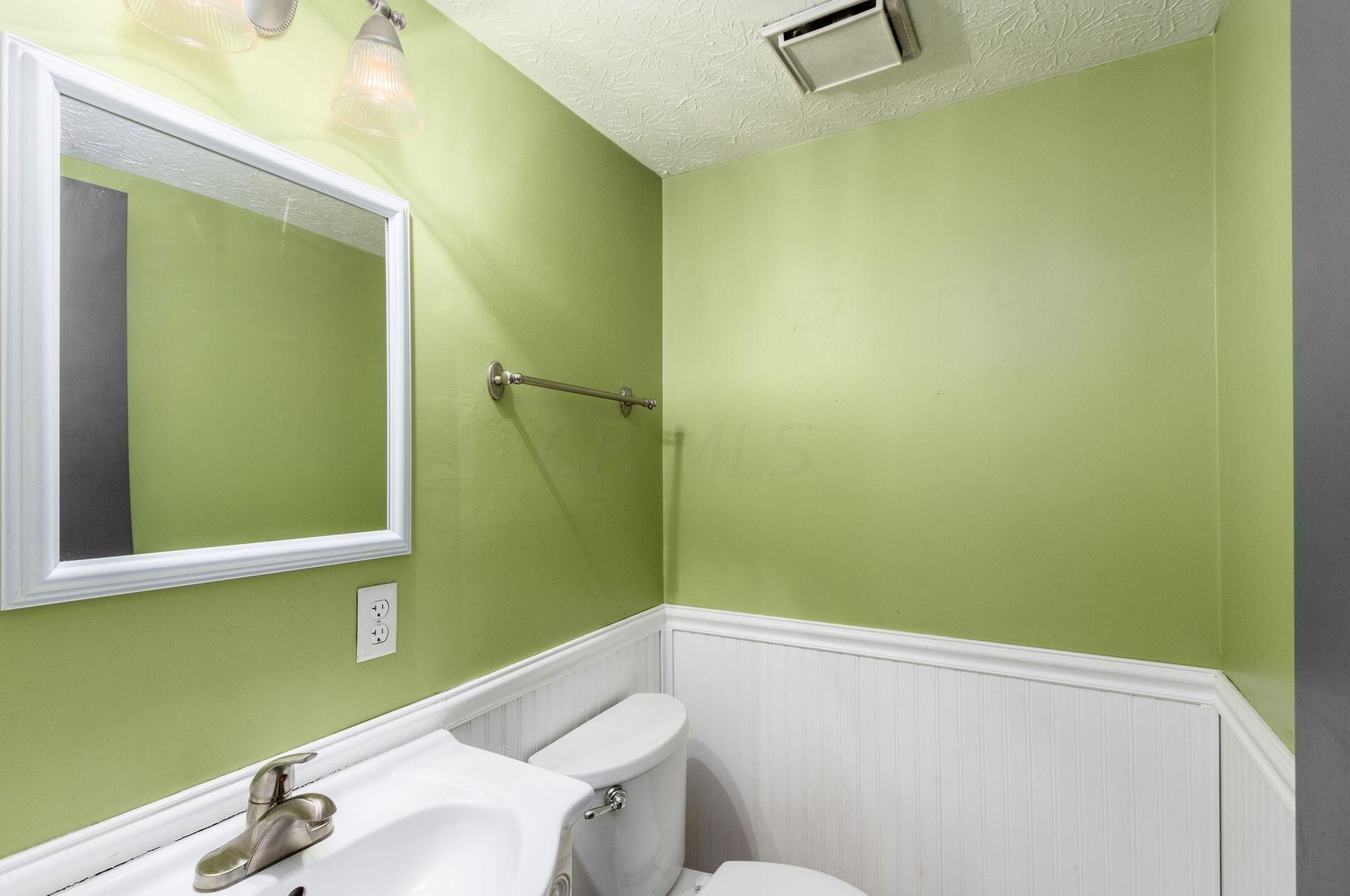 7646 Yosemite Dr, Columbus OH  43085-1535 exterior