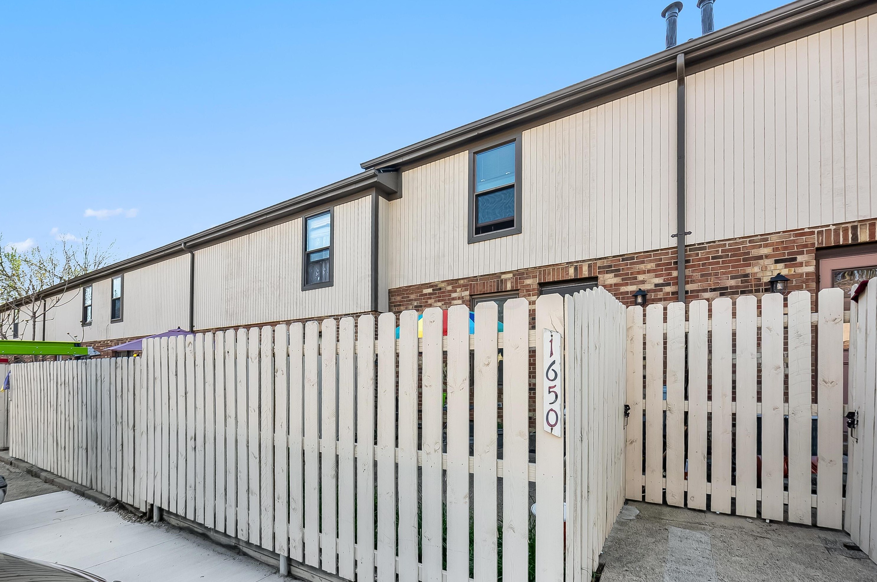 1650 Hallworth Ct, Columbus OH  43232-7400 exterior