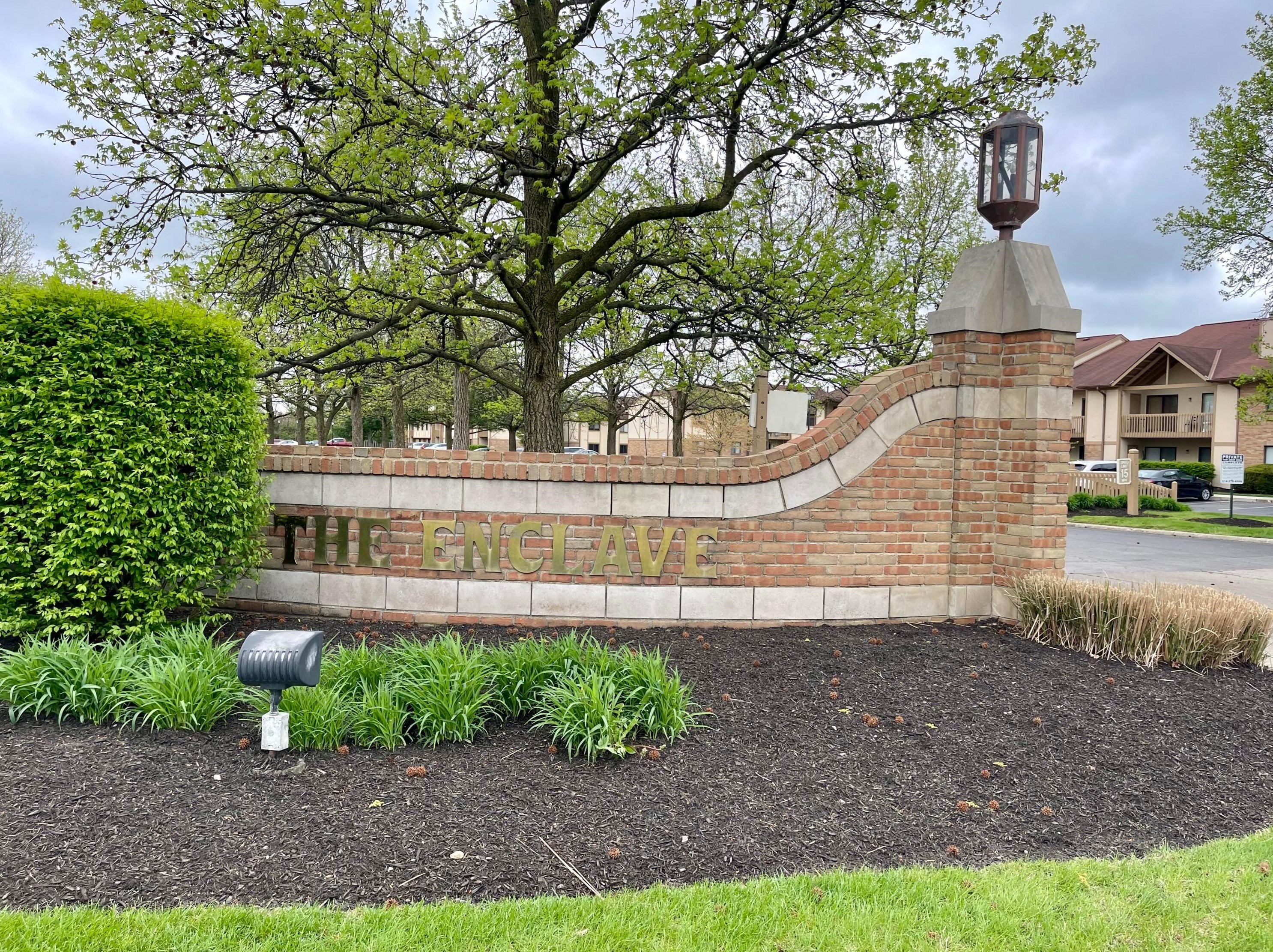 2271 Hedgerow Rd, Columbus OH  43220-6360 exterior