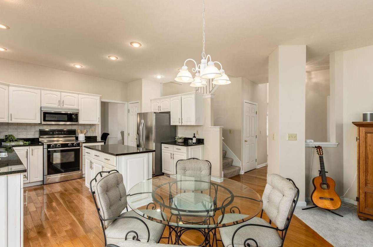 548 Kingfisher Dr, Westerville OH  43082-1064 exterior