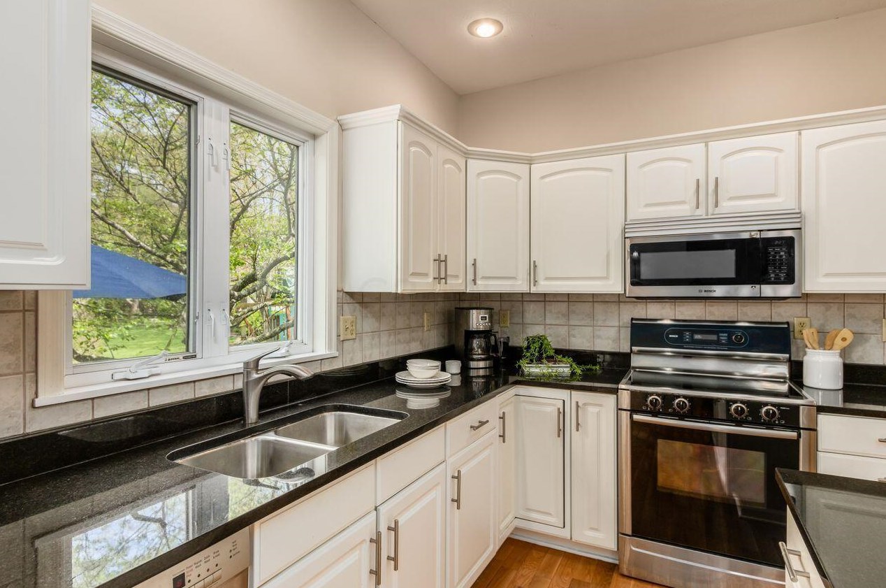 548 Kingfisher Dr, Westerville OH  43082-1064 exterior