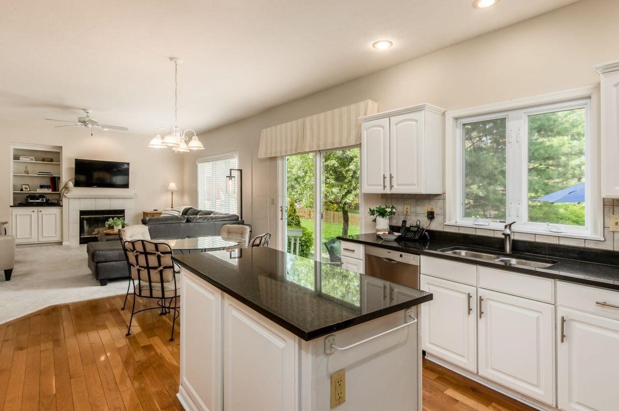 548 Kingfisher Dr, Westerville OH  43082-1064 exterior