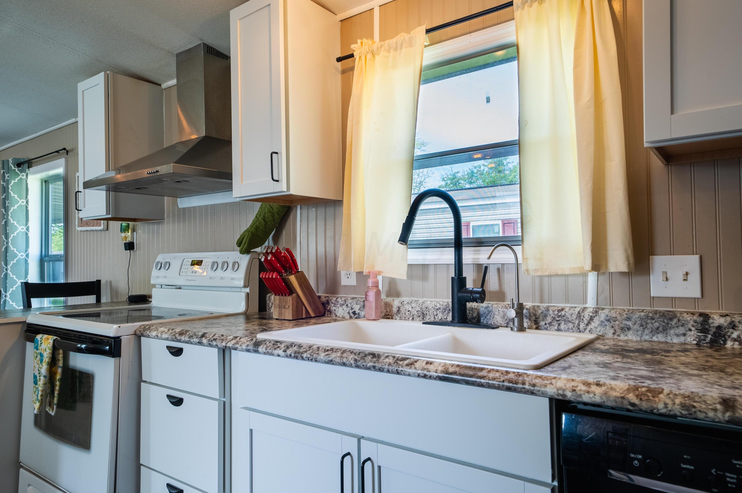 101 Woodfield Pl, Ashville OH  43103-2000 exterior