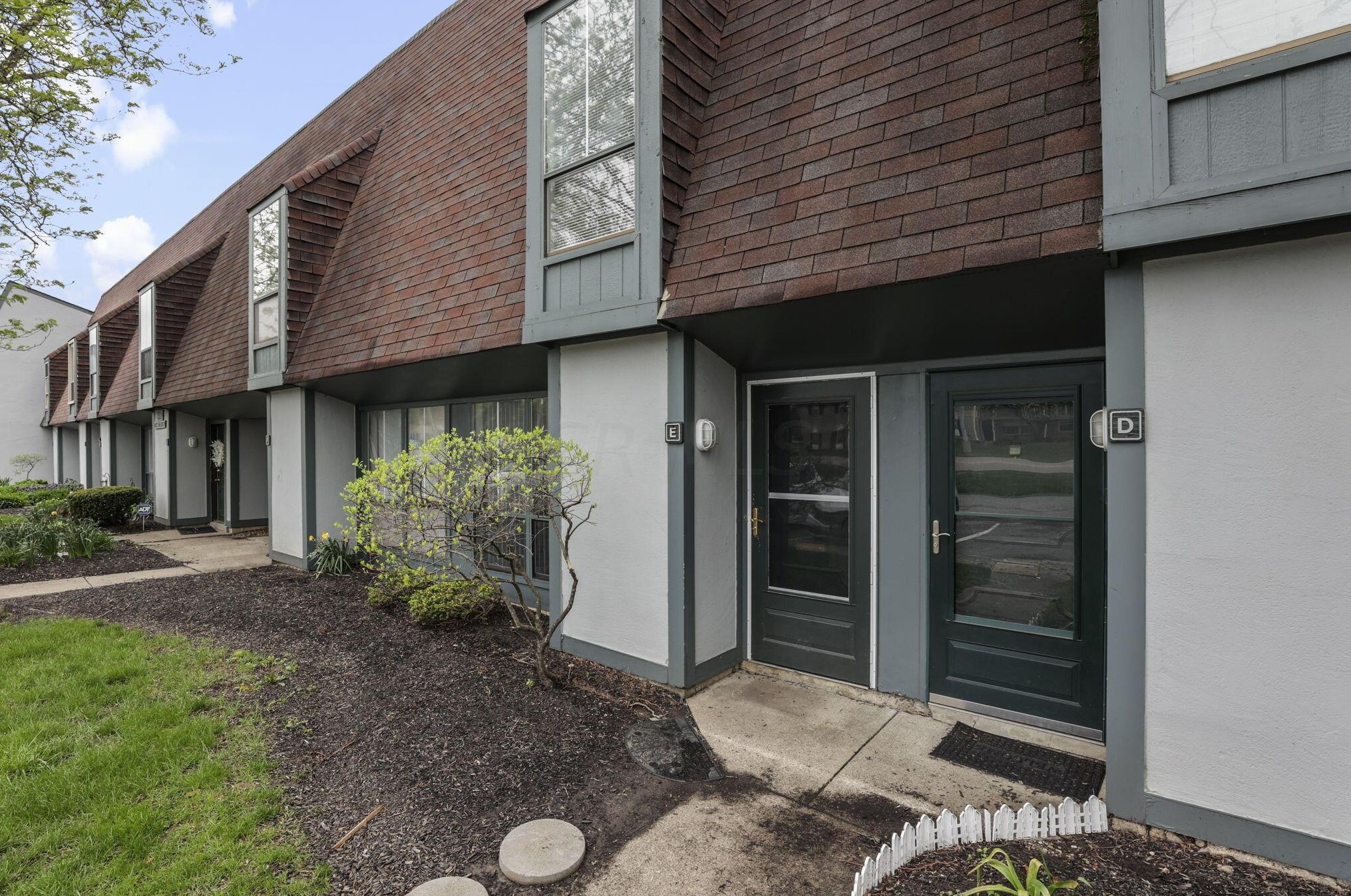 4660 Charecote Ln #e, Columbus, OH 43220