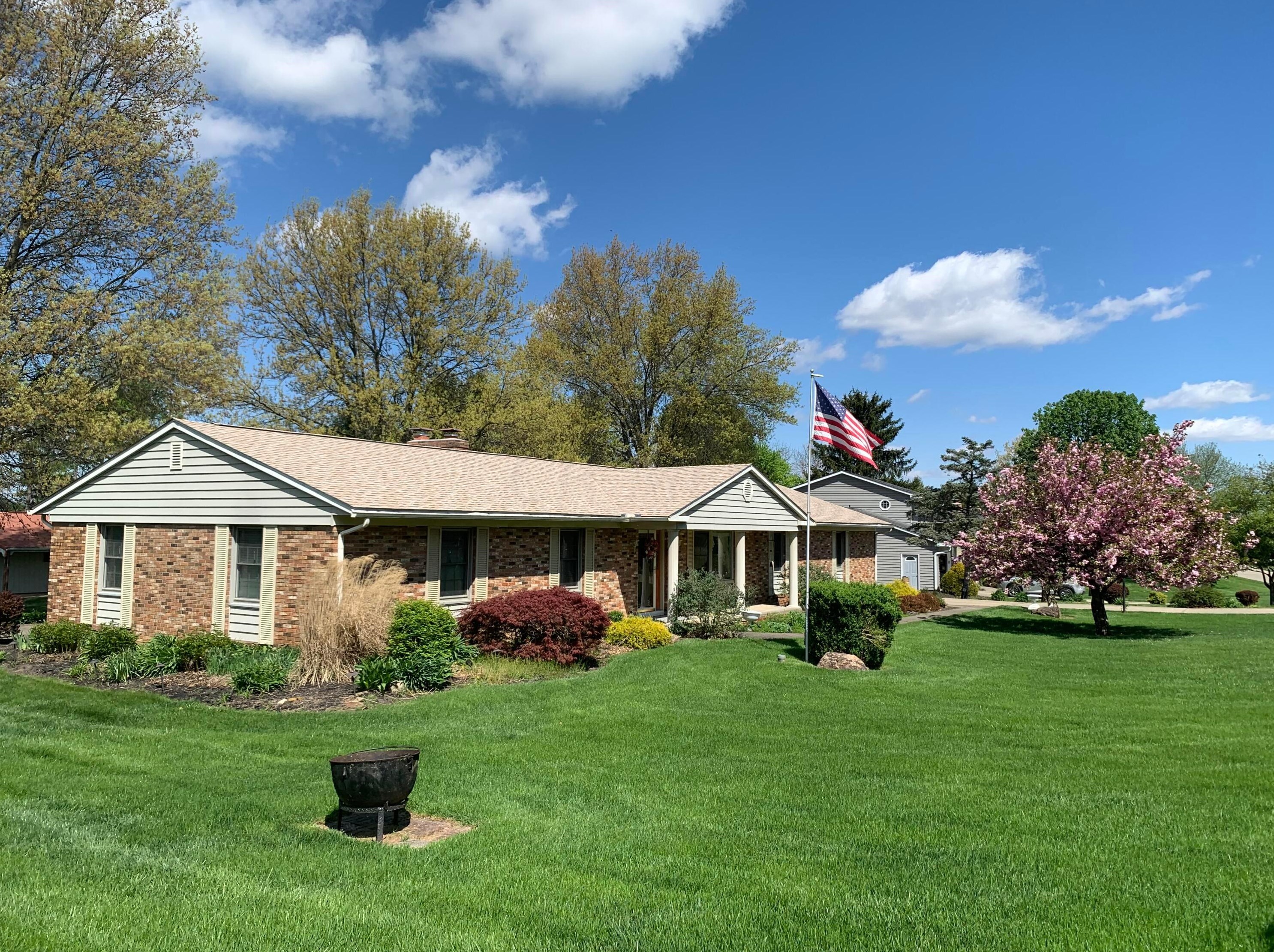 303 Orchard View Dr, Lancaster, OH 43130-8738
