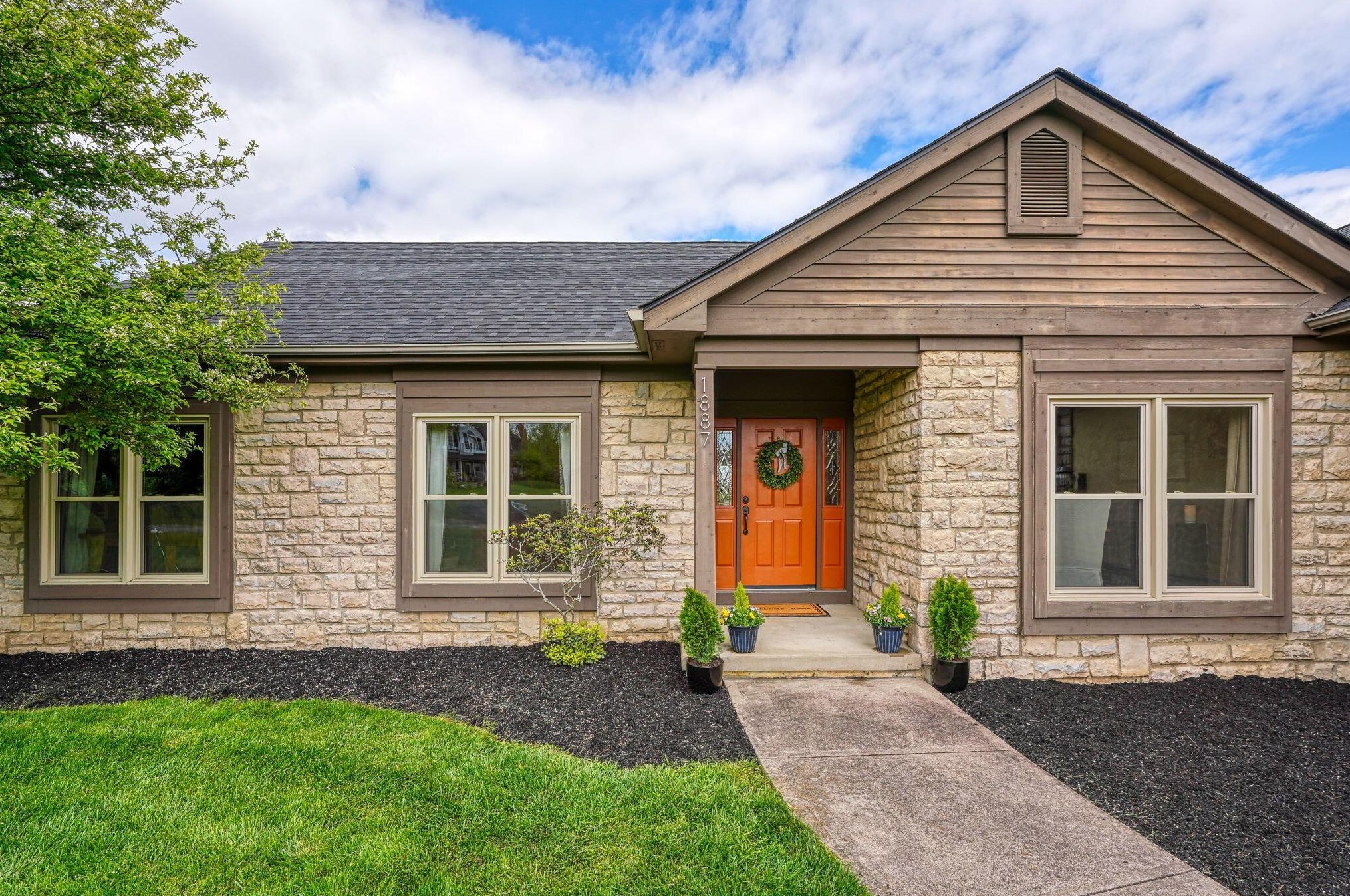 1887 Glenhurst Dr, Lancaster OH 43130-7951 exterior