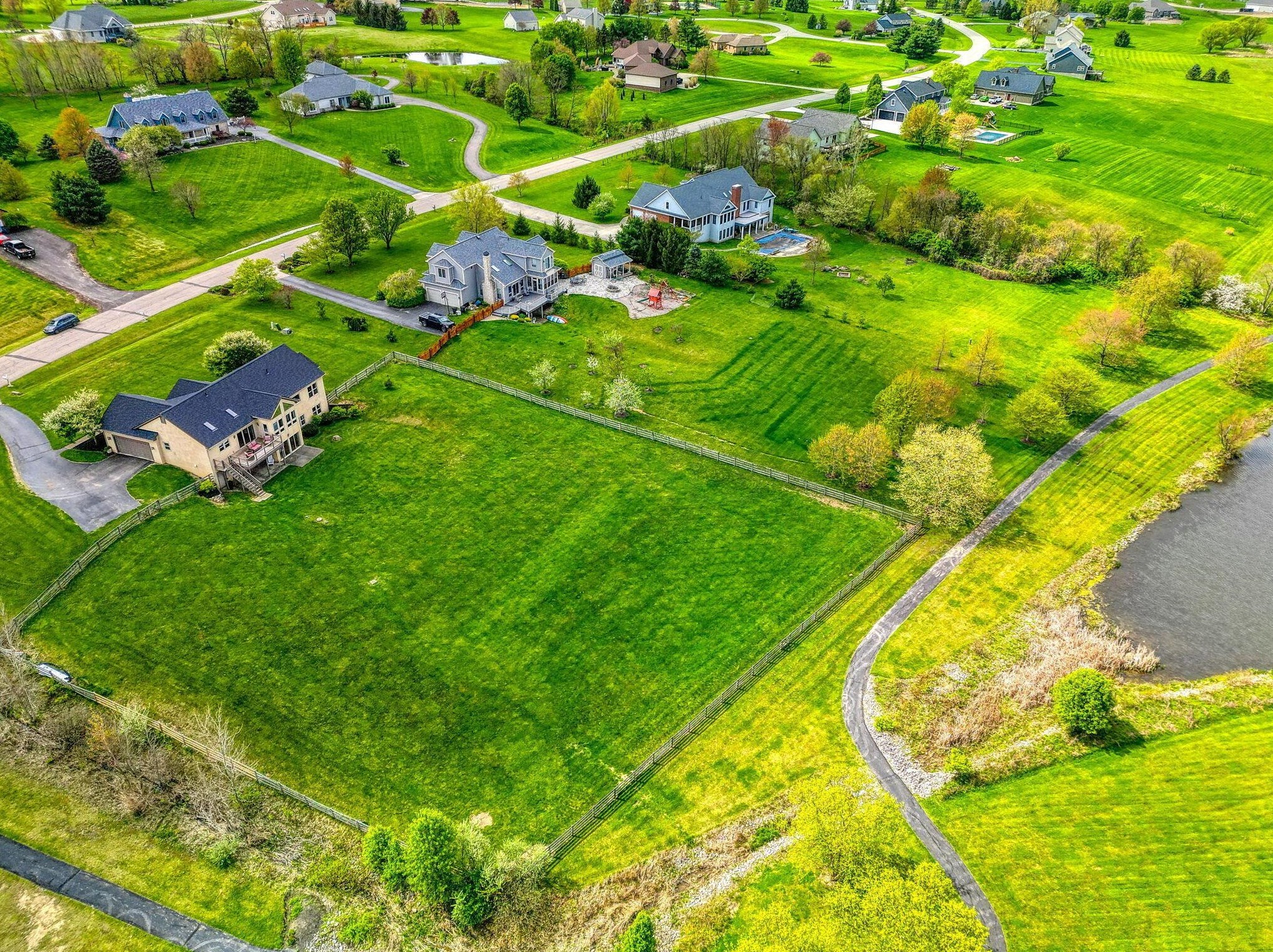 1887 Glenhurst Dr, Lancaster OH 43130-7951 exterior