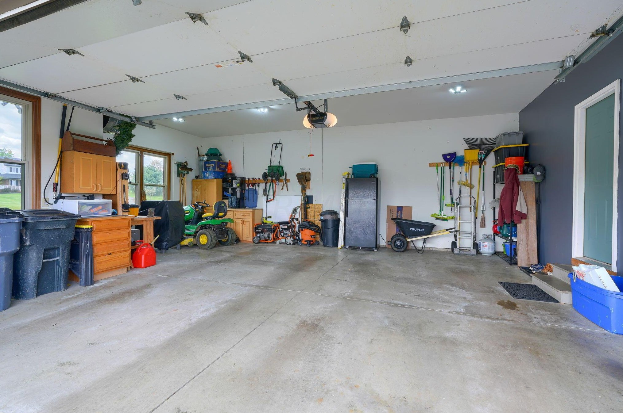 1887 Glenhurst Dr, Lancaster OH 43130-7951 exterior