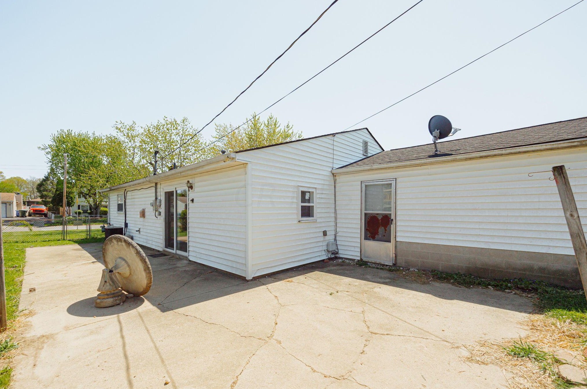 630 Harland Dr, Columbus OH 43207-4144 exterior