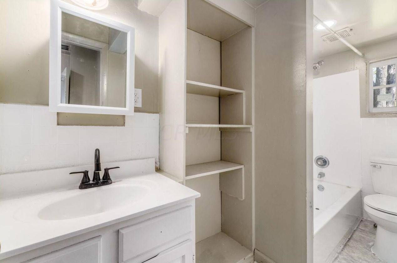 574 Hampton Rd, Columbus OH 43213-2727 exterior