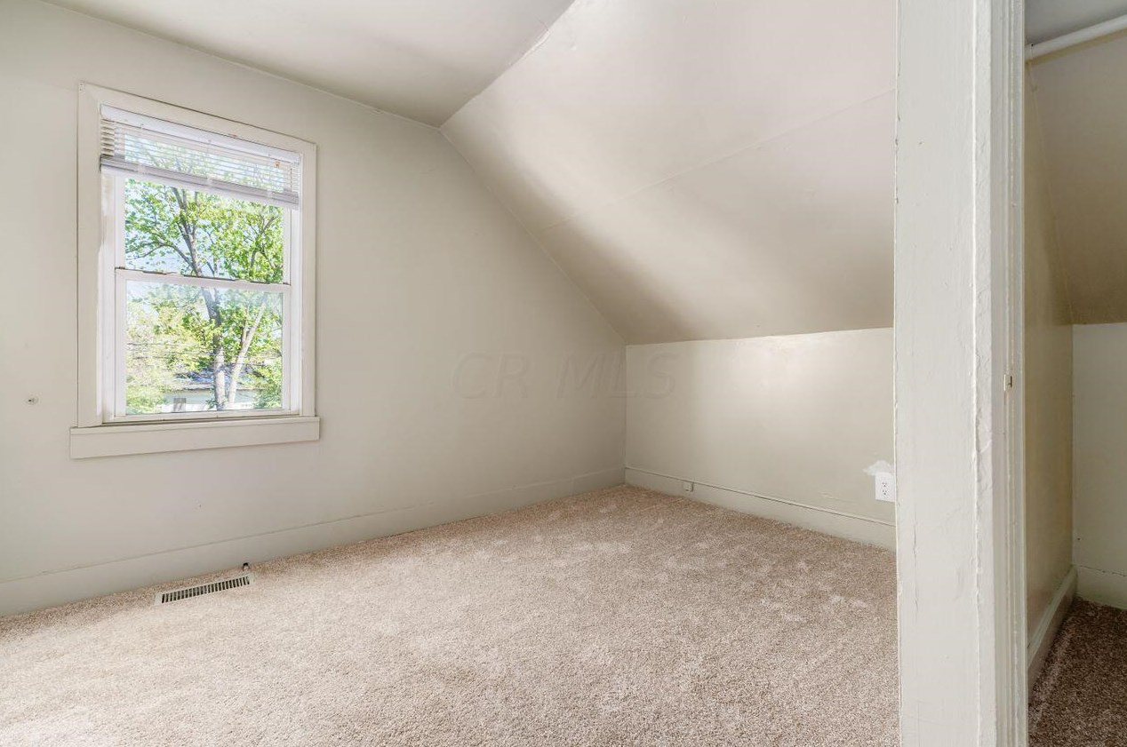 574 Hampton Rd, Columbus OH 43213-2727 exterior