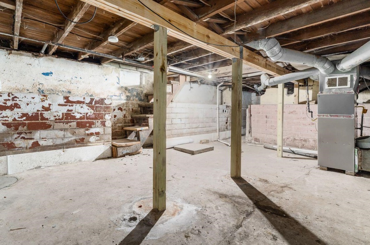 574 Hampton Rd, Columbus OH 43213-2727 exterior