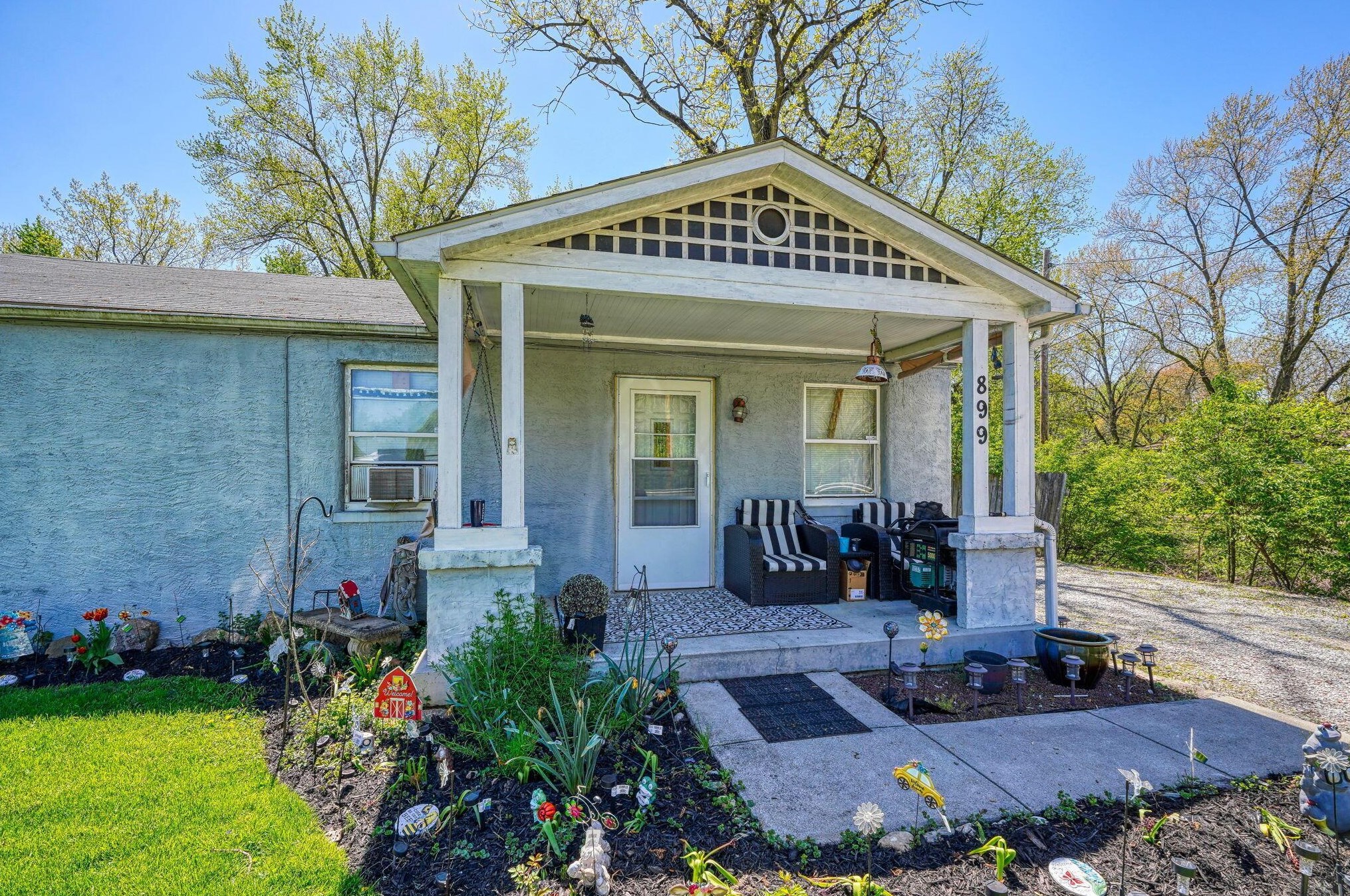 899 Hart Rd, Columbus, OH 43223-3324