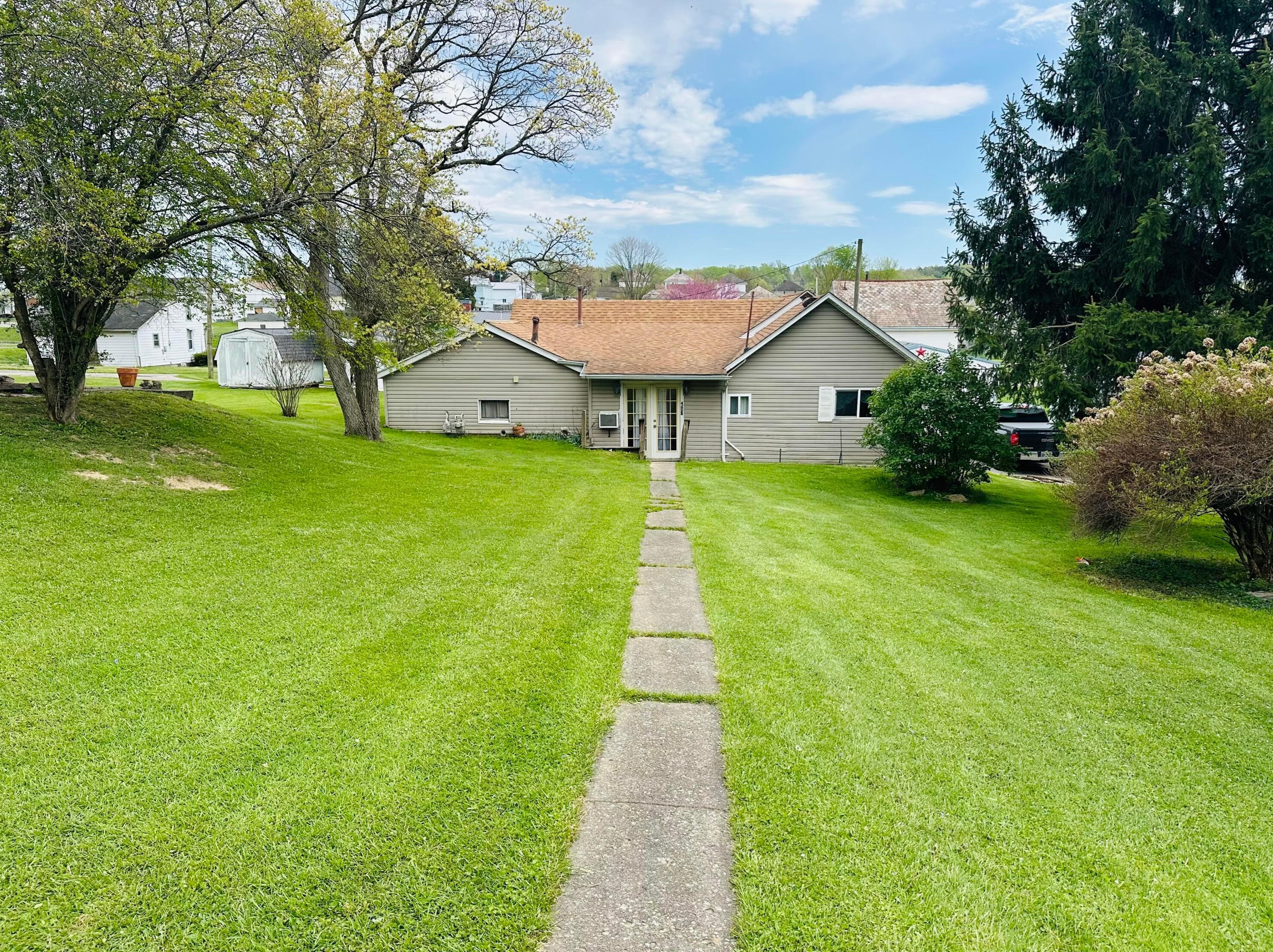 328 W Brown St, Crooksville, OH 43731