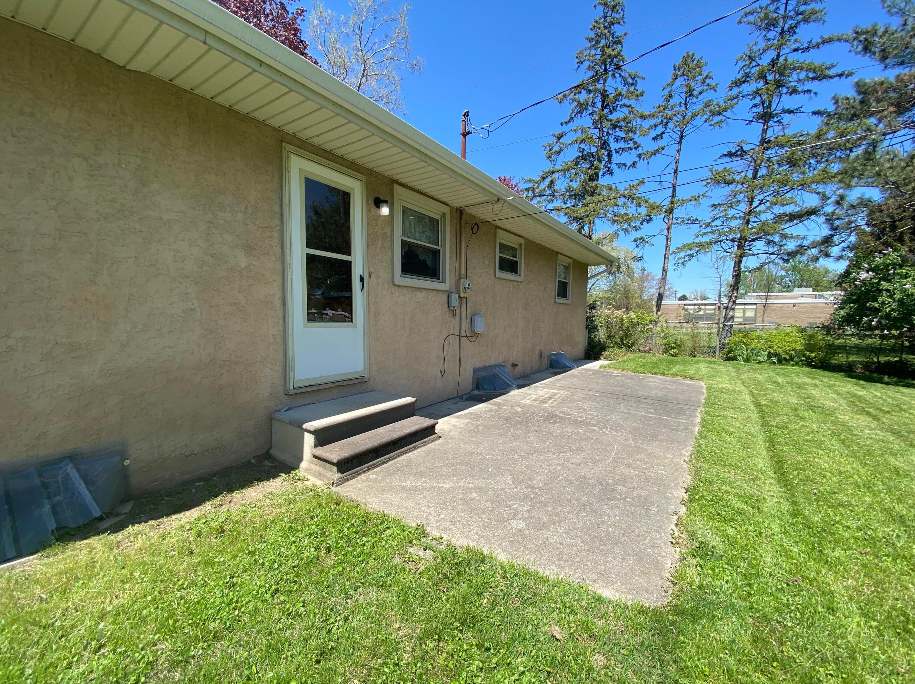 4326 Maize Rd, Columbus OH  43224-1952 exterior