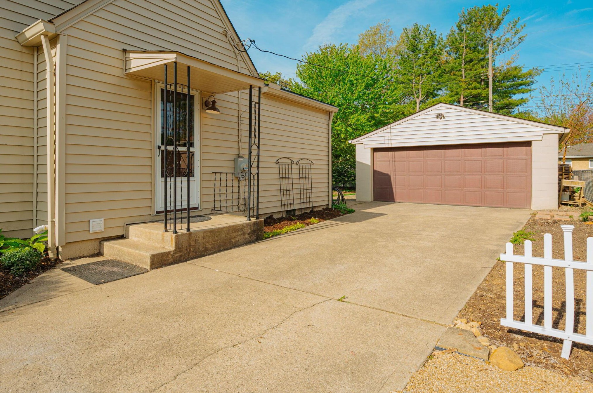 3259 Kenyon Rd, Columbus OH  43221-1809 exterior