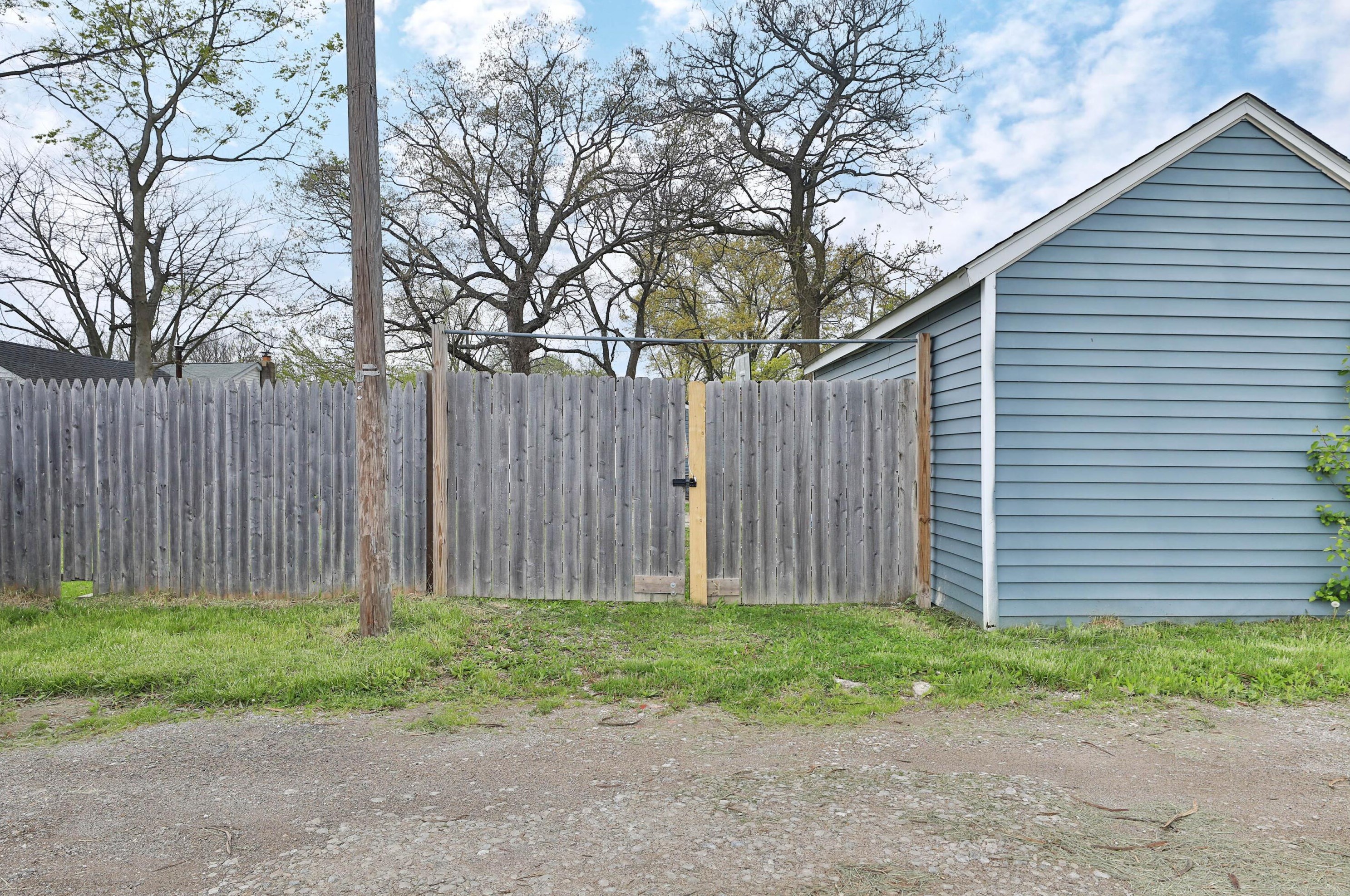 406 Emmit Ave, Columbus OH  43228-1961 exterior