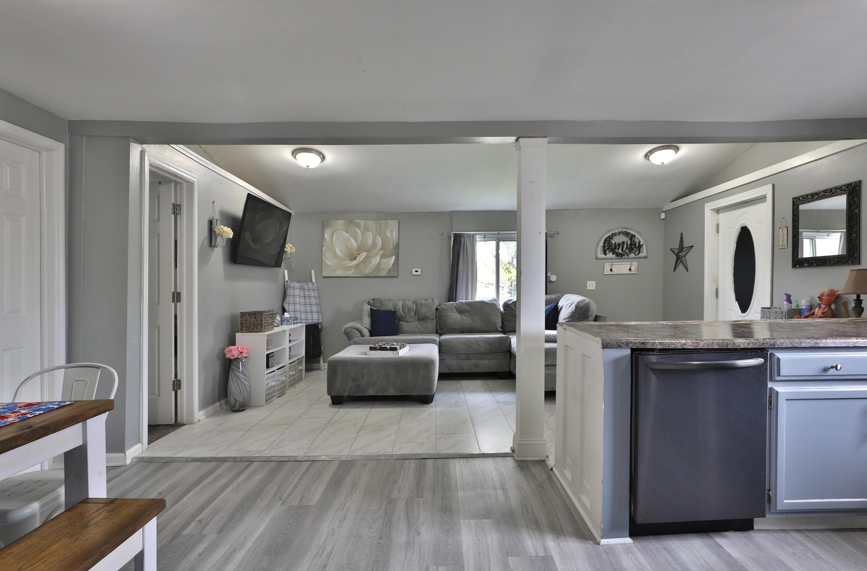 406 Emmit Ave, Columbus OH  43228-1961 exterior