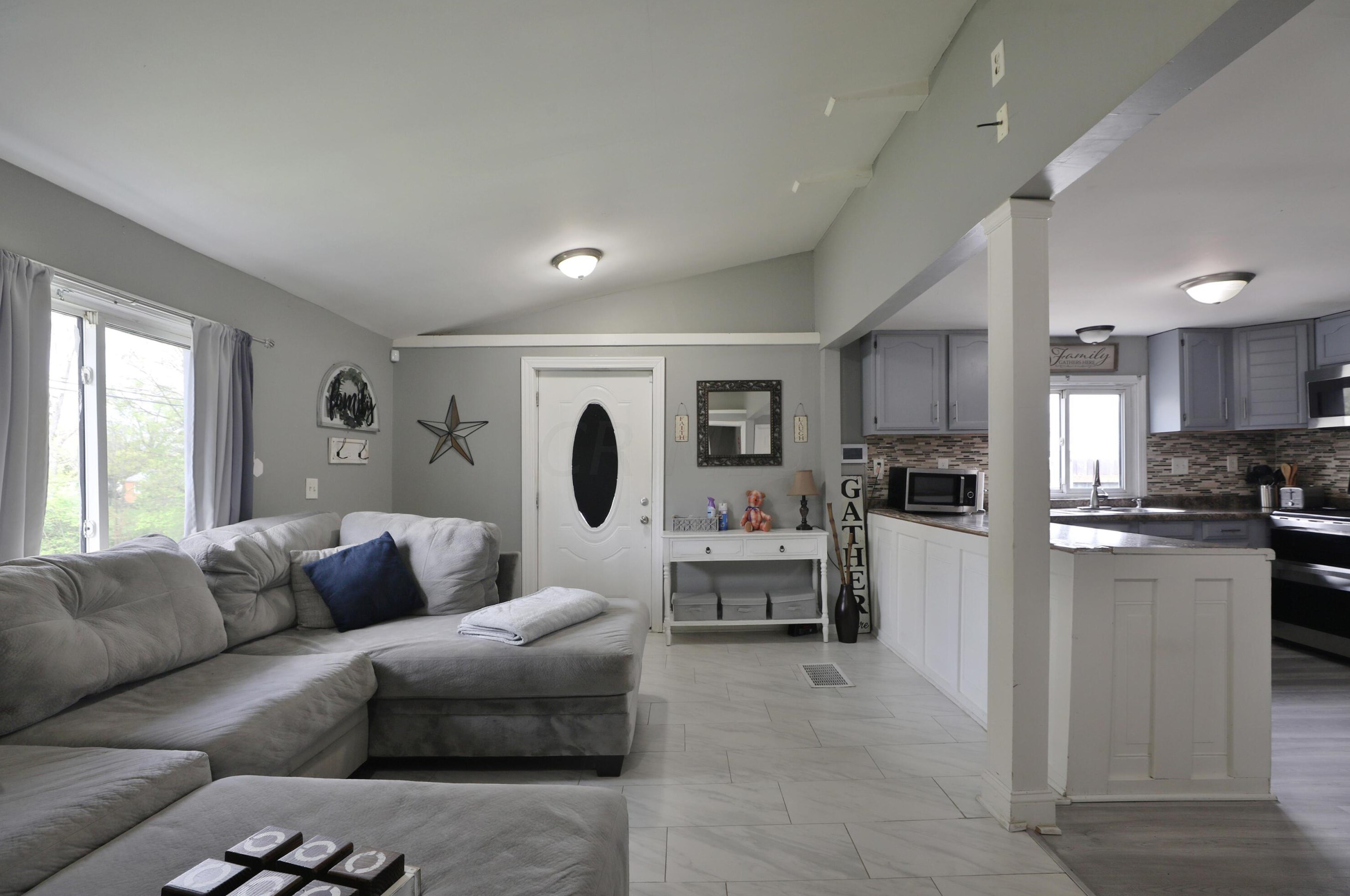 406 Emmit Ave, Columbus OH  43228-1961 exterior