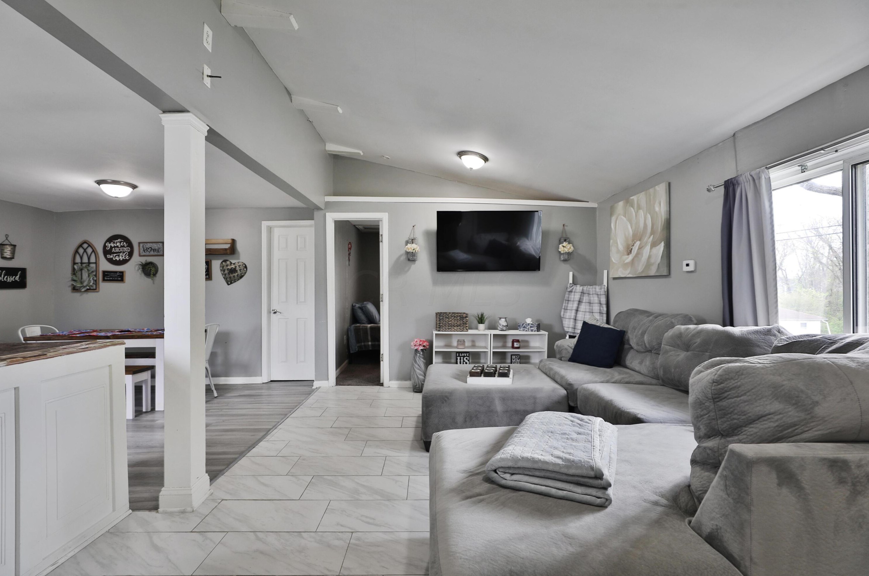 406 Emmit Ave, Columbus OH  43228-1961 exterior