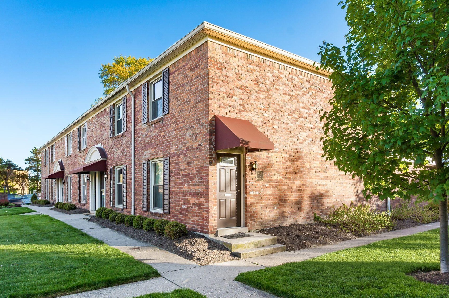 984 Chatham Ln, Columbus, OH 43221-2433