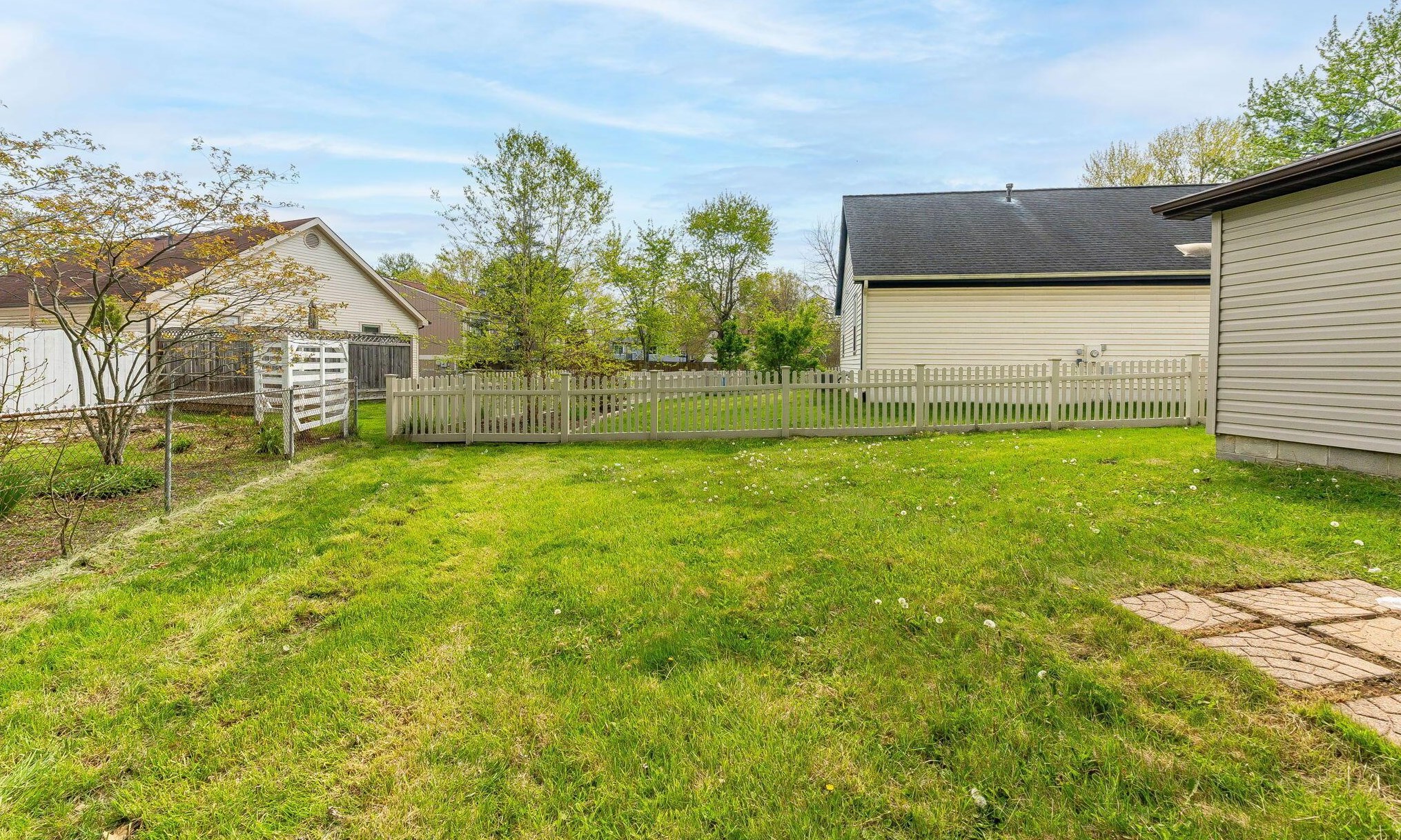 1004 Woodington Rd, Westerville OH  43081-3517 exterior