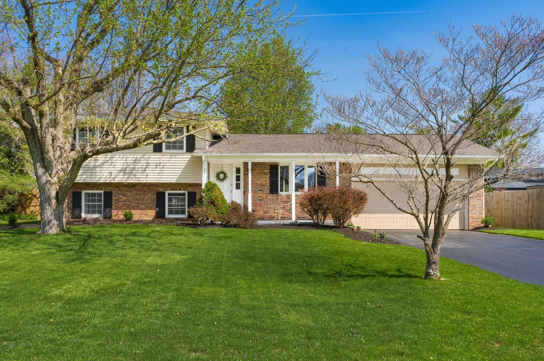 3990 Ravenwood Dr, Hilliard, OH 43026-2233