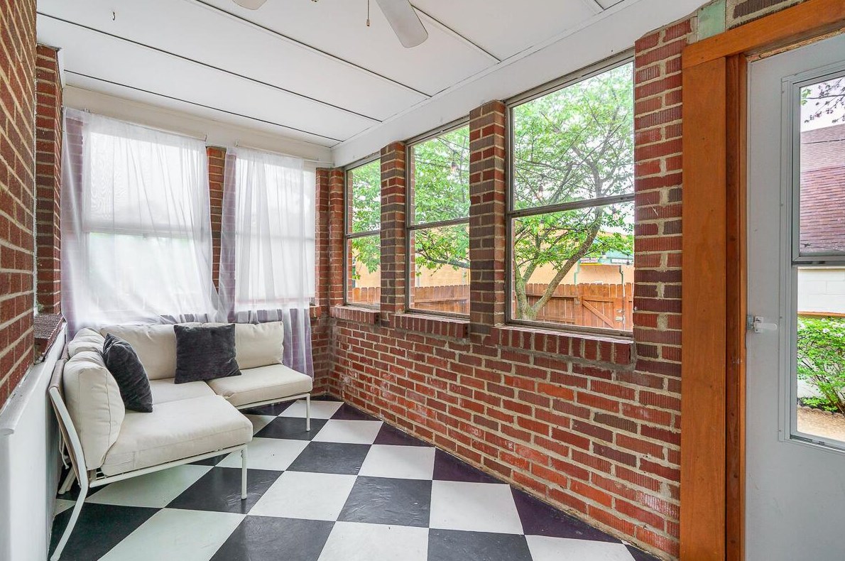 22 Jeffrey Pl, Columbus OH  43214-1702 exterior