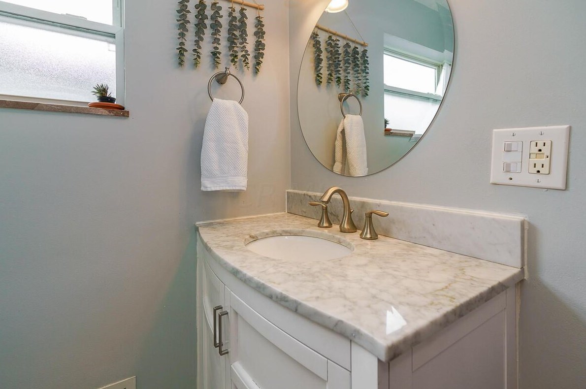 22 Jeffrey Pl, Columbus OH  43214-1702 exterior