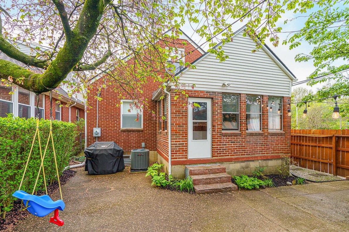 22 Jeffrey Pl, Columbus OH  43214-1702 exterior