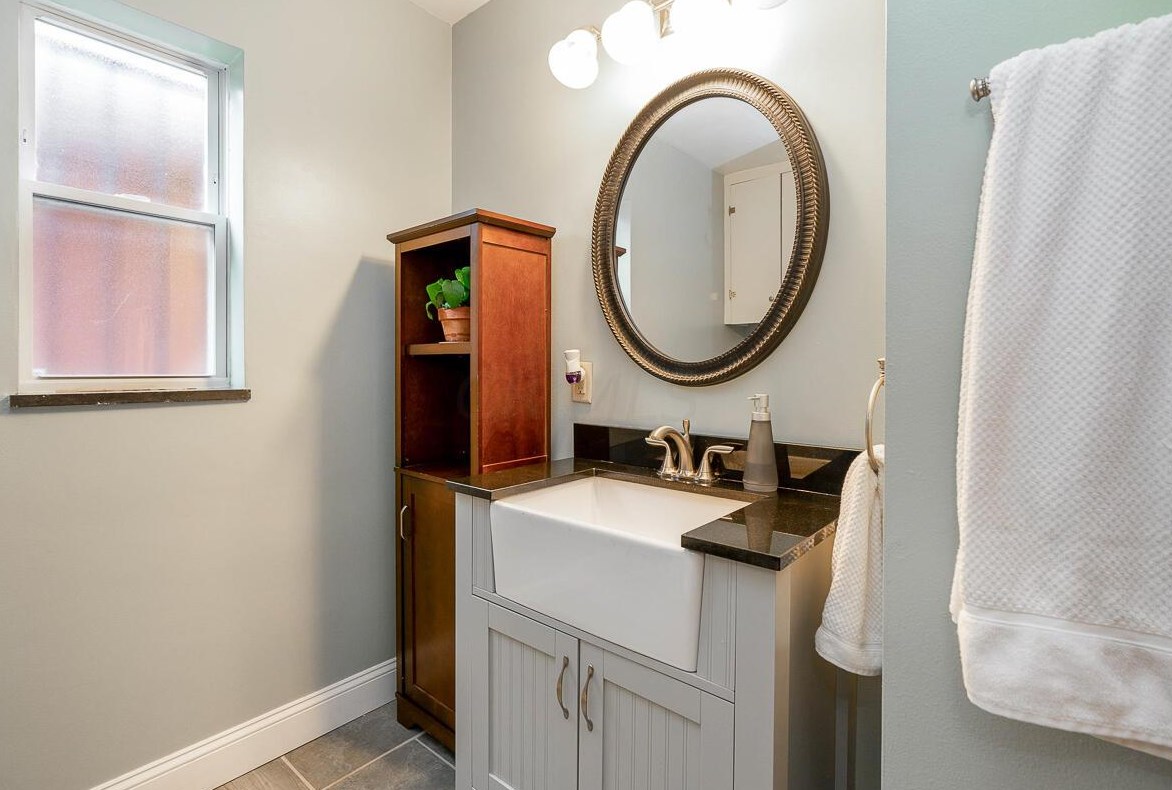 22 Jeffrey Pl, Columbus OH  43214-1702 exterior