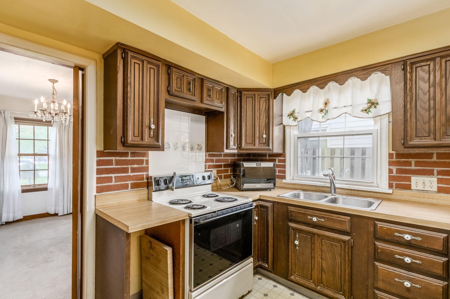 282 Remington Rd, Columbus OH 43209-2459 exterior