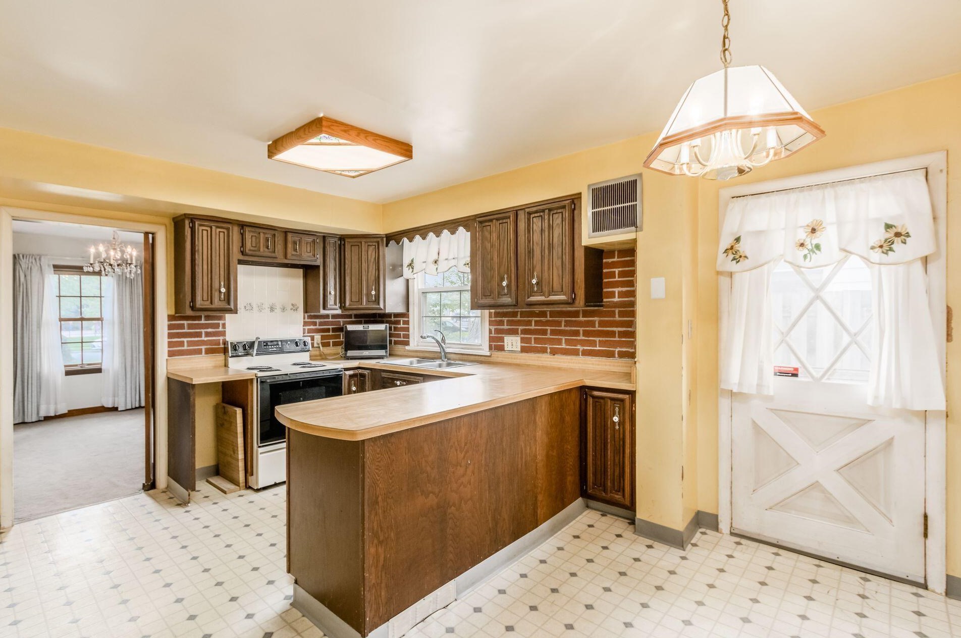 282 Remington Rd, Columbus OH 43209-2459 exterior