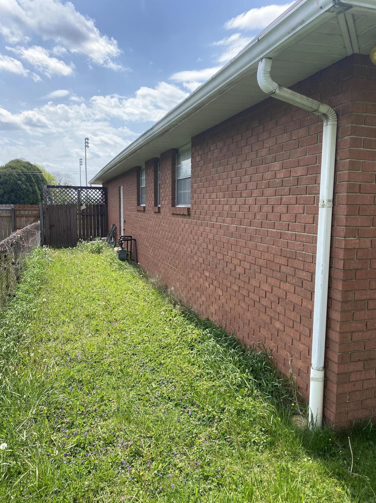 2040 Jewett Dr, Columbus OH  43229-2047 exterior