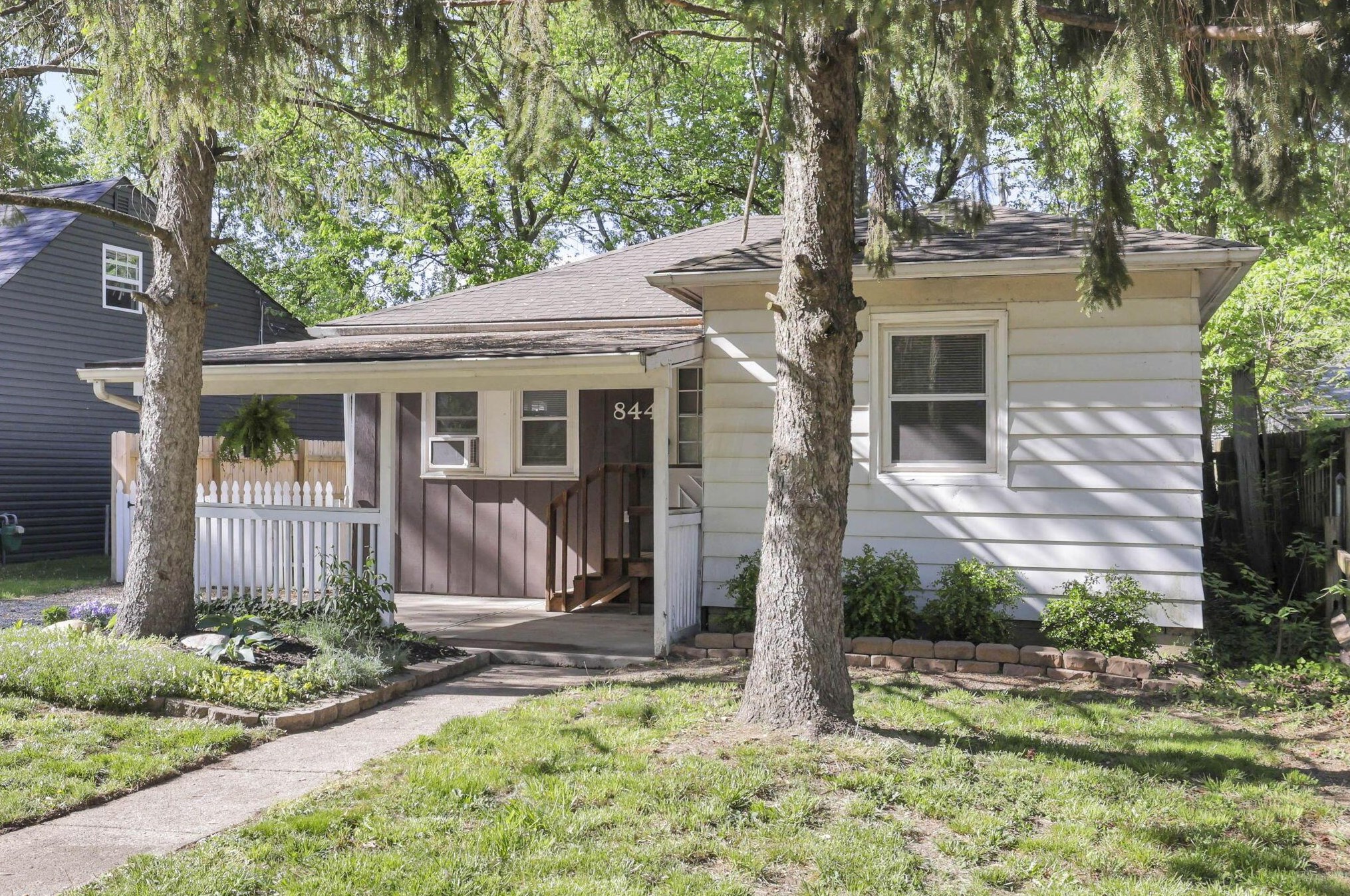 844 Como Ave, Columbus, OH 43224-3909