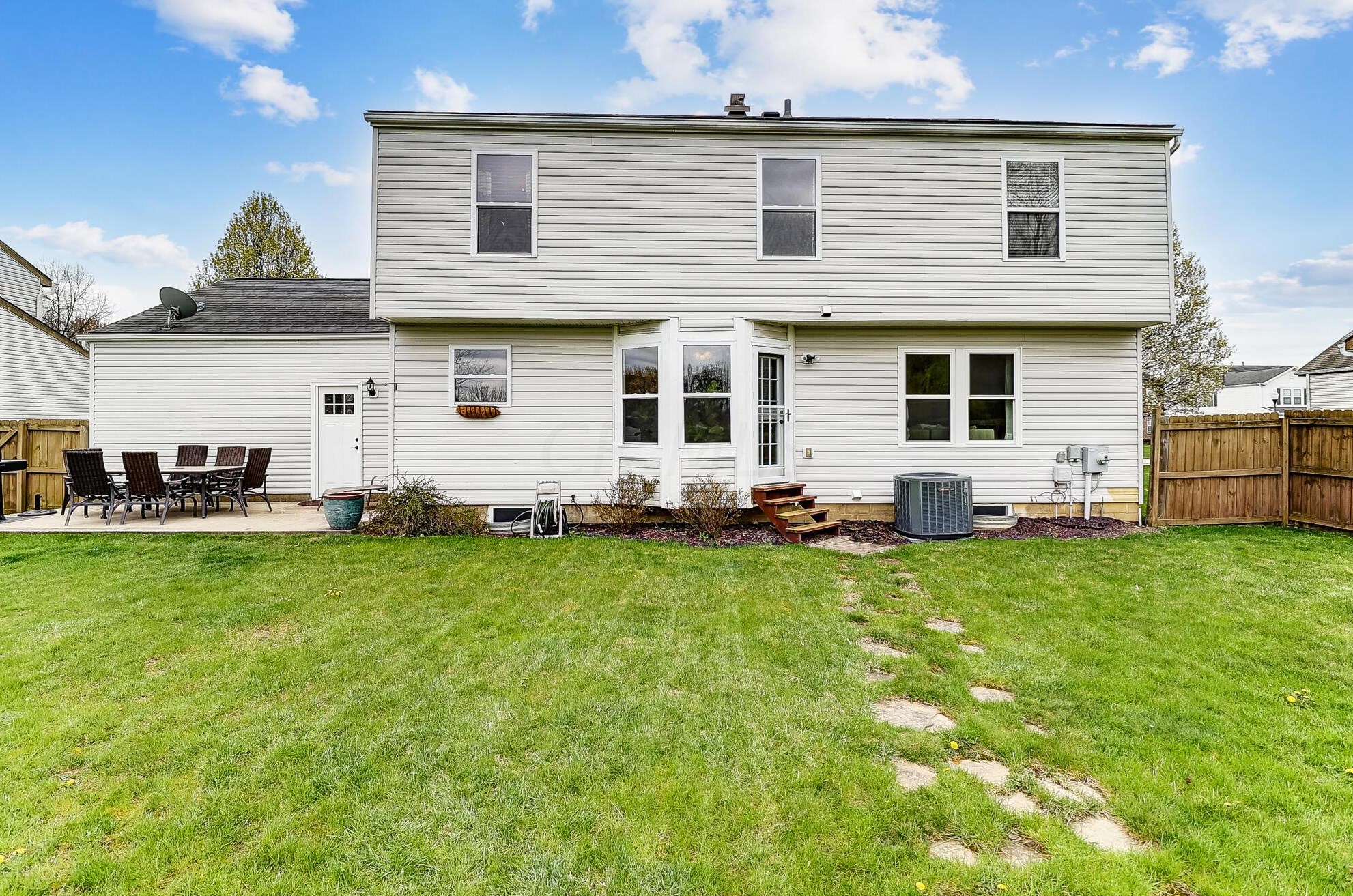 280 Monarch Dr, Pataskala OH  43062-8975 exterior