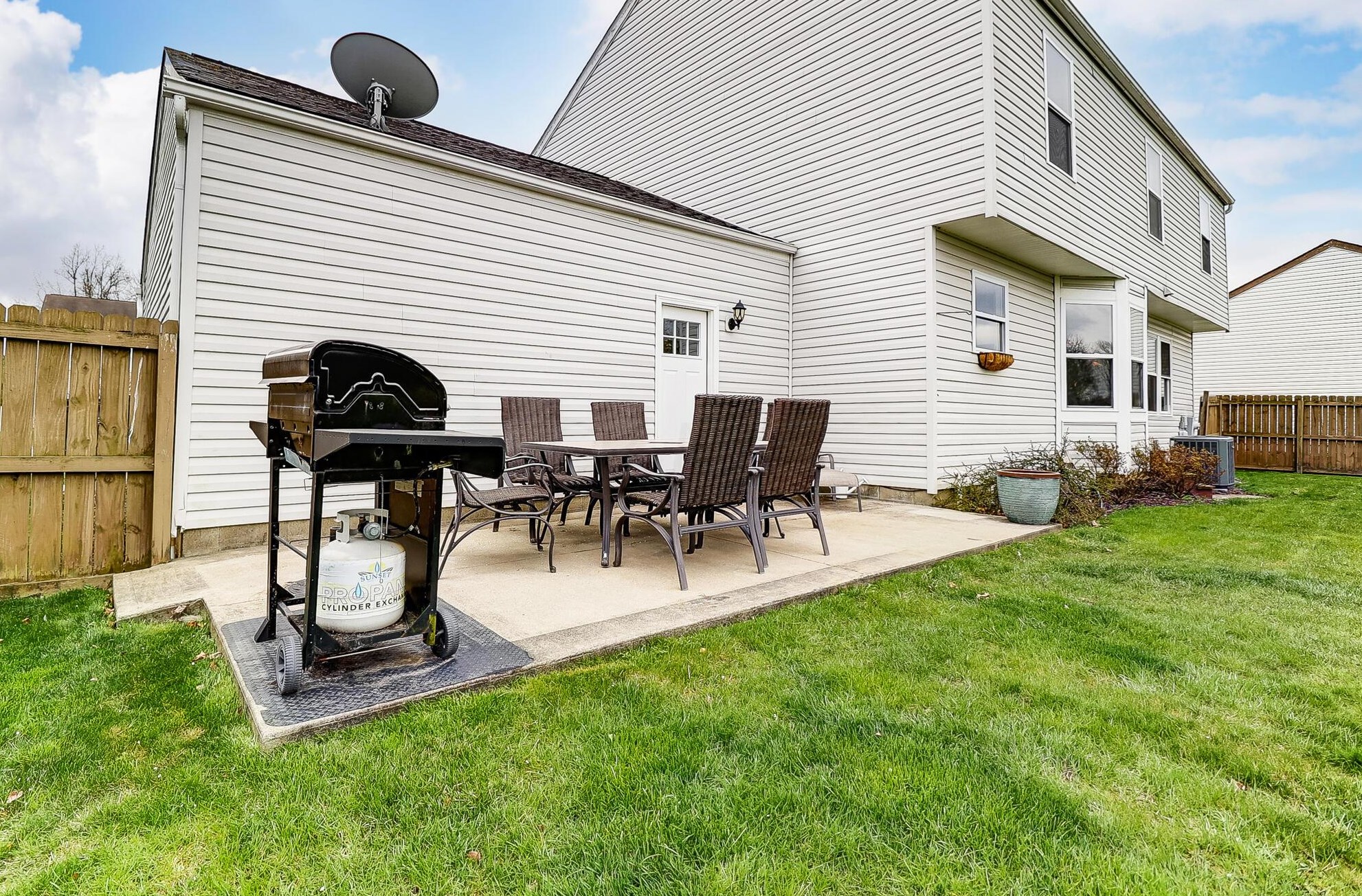 280 Monarch Dr, Pataskala OH  43062-8975 exterior